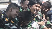 Setelah para taruna dan taruni bisa berdiri dengan baik di masing-masing tiang, mereka lalu diharuskan melakukan beberapa gerakan seperti sikap hormat dan melambaikan tangan.  