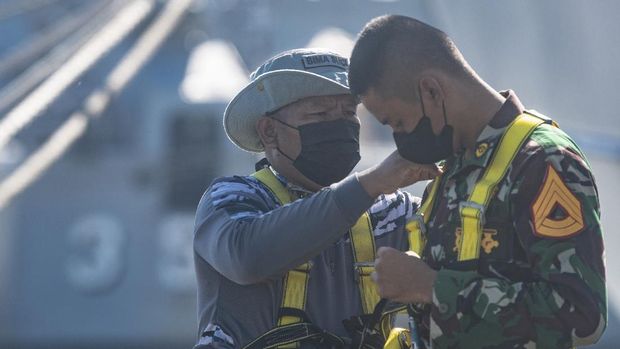 Taruna Akademi Angkatan Laut (AAL) Tingkat III Angkatan ke-68 menaiki tiang layar saat latihan 