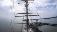 Taruna Akademi Angkatan Laut (AAL) Tingkat III Angkatan ke-68 melakukan latihan parade roll di atas KRI Bima Suci di Dermaga Armada II, Surabaya, Jawa Timur.  
