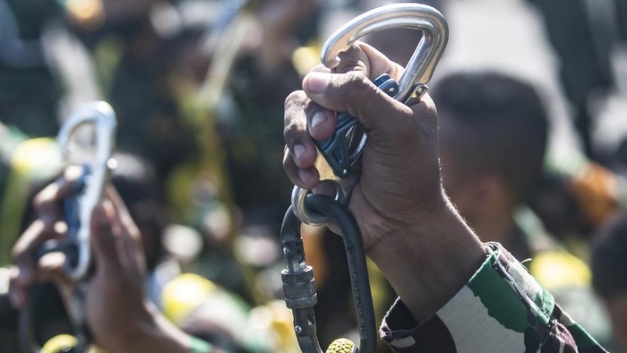 BERLATIH PARADE ROLL DI KRI BIMA SUCI Taruna Akademi Angkatan Laut (AAL) Tingkat III Angkatan ke-68 menaiki tiang layar saat latihan