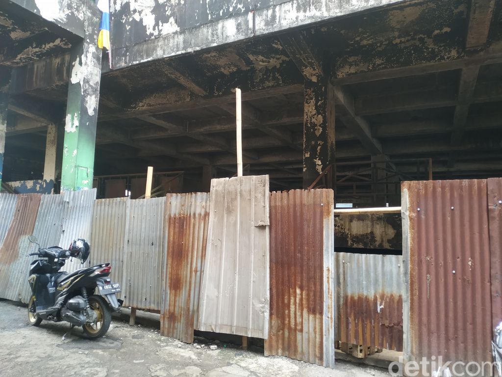 Blok C Pasar Minggu sisa kebakaran, belum kunjung dibangun atau diperbaiki. 6 Agustus 2021. (Athika Rahma/detikcom)