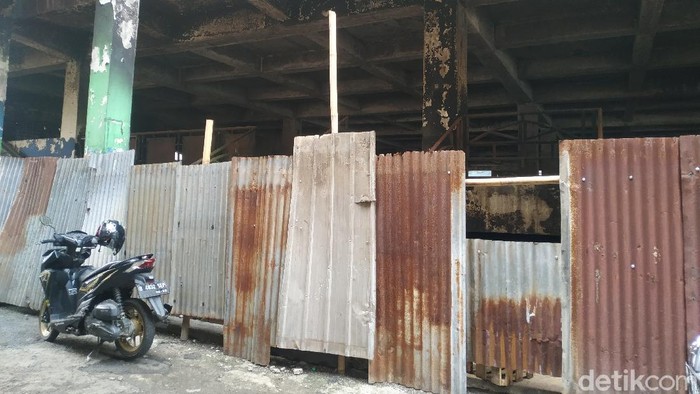 Blok C Pasar Minggu sisa kebakaran, belum kunjung dibangun atau diperbaiki. 6 Agustus 2021. (Athika Rahma/detikcom)
