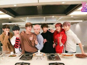 Jago Masak, Boyband BTS Akan Rilis Buku Masak?