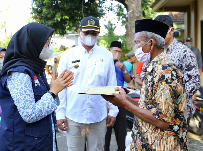 Bupati Ipuk Sambangi Nelayan Korban Tenggelam di Perairan Alas Purwo