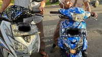 Ada juga dampak lain berupa tumpahan semen yang mengotori rumah hingga kendaraan warga. Foto: (Istimewa)