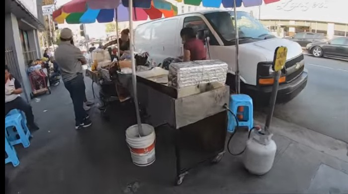 Di Los Angeles Ada Pasar Kaki Lima, Jual Es Serut hingga Rujak
