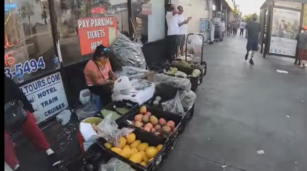 Di Los Angeles Ada Pasar Kaki Lima, Jual Es Serut hingga Rujak