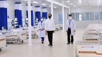 Dengan luas bangunan mencapai 11.300 meter persegi, rumah sakit tersebut memiliki kapasitas 305 tempat tidur, yang terdiri atas tempat tidur isolasi, tempat tidur High Care Unit (HCU), dan Intensive Care Unit (ICU).