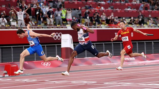 TOKYO, JAPAN - AUGUST 06: Filippo Tortu of Team Italy beats Nethaneel Mitchell-Blake of Team Great Britain across the finish line to win the gold medal in the Men's 4 x 100m Relay Final on day fourteen of the Tokyo 2020 Olympic Games at Olympic Stadium on August 06, 2021 in Tokyo, Japan. (Photo by Michael Steele/Getty Images)