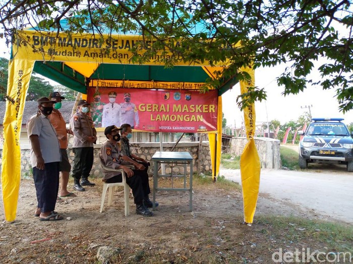 Pasar merupakan pusat perekonomian masyarakat yang rawan terjadi kerumunan. Satgas COVID-19 Kecamatan Karanggeneng mendirikan gerai masker gratis.