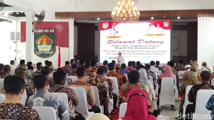 Gubsu Edy Rahmayadi saat bertemu dengan seluruh kepala desa, camat se-Asahan di pendopo rumah Dinas Bupati Asahan (Perdana/detikcom)