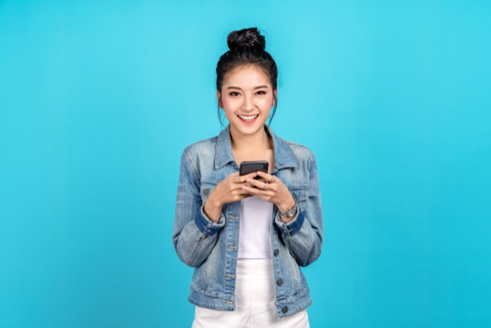 Ilustrasi Anak Muda Memegang Smartphone