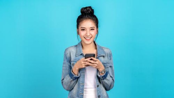 Ilustrasi Anak Muda Memegang Smartphone