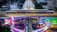 Anies mengunggah foto-foto cantiknya skybridge MRT ASEAN-Halte Transjakarta CSW dengan lampu warna-warni di malam hari. Menurut Anies, skybridge ini akan memudahkan warga Jakarta yang menggunakan layanan transportasi MRT dan TransJakarta. Foto: Dok.Instagram @alivikry - Muhammad Ali Vikry