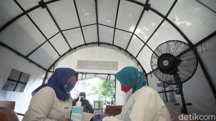 Vaksin COVID-19 dosis ke-3 atau suntikan booster di Indonesia hanya diperuntukan tenaga kesehatan. Lalu apa efek samping yang dirasakan nakes?