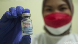 Vaksin COVID-19 dosis ke-3 atau suntikan booster di Indonesia hanya diperuntukan tenaga kesehatan. Lalu apa efek samping yang dirasakan nakes?