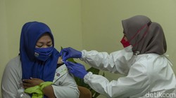 Vaksin COVID-19 dosis ke-3 atau suntikan booster di Indonesia hanya diperuntukan tenaga kesehatan. Lalu apa efek samping yang dirasakan nakes?