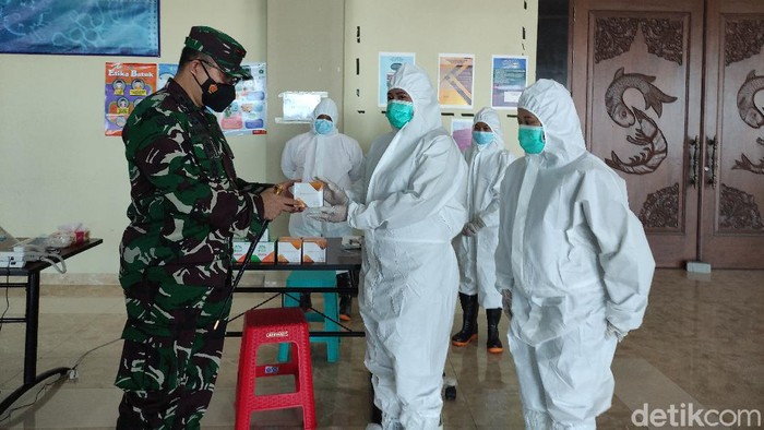 Sepanjang PPKM, ada 115 TKI yang pulang dan menjalani isolasi terpusat di Sidoarjo. Mereka mendapat bantuan obat.