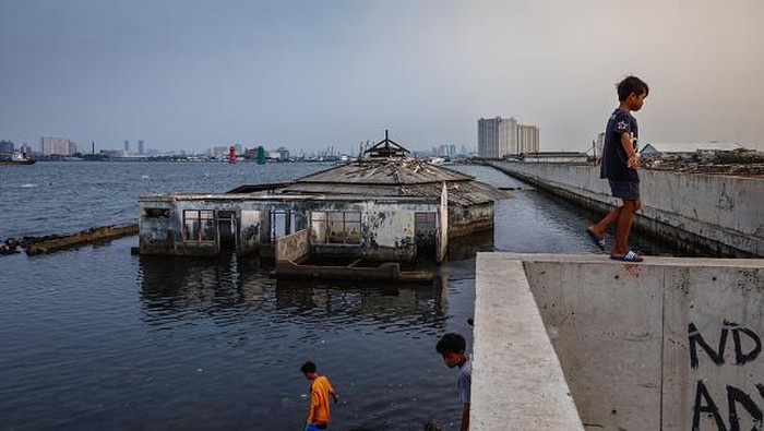 Saat ini para pakar Lingkungan Hidup Dunia memprediksi pulau Jawa dan Sumatera sedang diterpa isu akan tenggelam secara perlahan pada tahun 2030. Penyebabnya adalah karena pemanasan global, naiknya permukaan air laut dan penggunaan air tanah yang berlebihan.