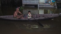 Tak heran, banjir rob seakan jadi sahabat bagi Semarang, Demak dan Pekalongan. Kondisi ini diperparah dengan tak masuknya banjir rob ke dalam UU Kebencanaan. Sehingga tak dianggap bencana. Afrianto Silalahi/NurPhoto via Getty Images.