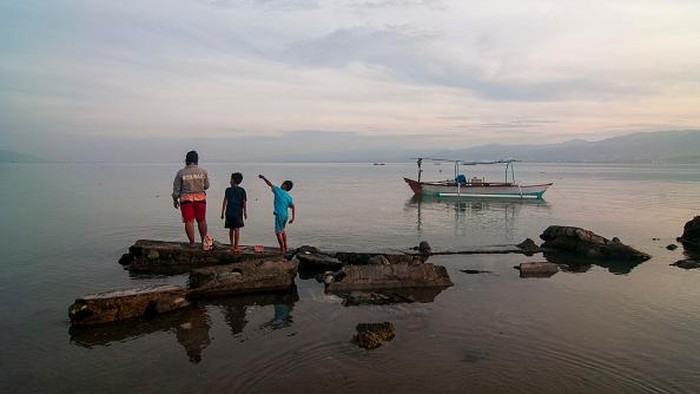 Saat ini para pakar Lingkungan Hidup Dunia memprediksi pulau Jawa dan Sumatera sedang diterpa isu akan tenggelam secara perlahan pada tahun 2030. Penyebabnya adalah karena pemanasan global, naiknya permukaan air laut dan penggunaan air tanah yang berlebihan.