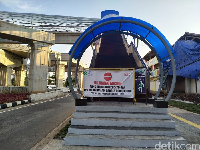 JPO Flyover Tapal Kuda Lenteng Agung, Jaksel, 6 Agustus 2021. (Athika Rahma/detikcom)