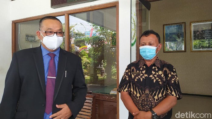 Kabid Pasar Dindagkop UKM Blora, Warso, didampingi kuasa hukum di Kejari Blora, Jumat (6/8/2021).