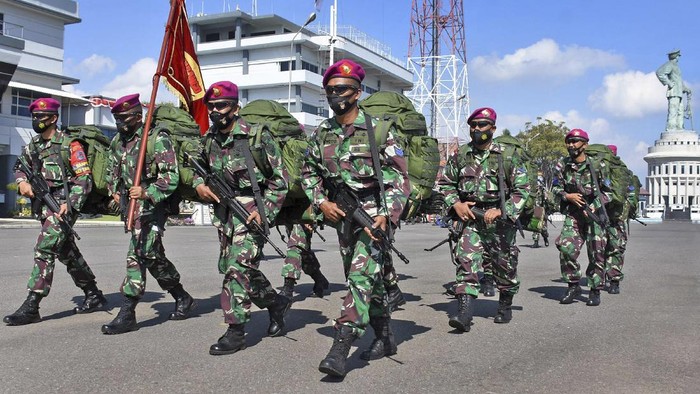 Kala Prajurit Marinir Pamit Jaga Perbatasan Ke Ambalat Prajurit Korps Marinir TNI AL yang tergabung dalam Satuan Tugas Marinir Pengamanan Ambalat XXVII berpamitan dengan istrinya sebelum mengikuti pemberangkatan tugas di Dermaga Madura Koarmada II Surabaya, Jawa Timur, Kamis (5/8/2021). Satgasmar Pam Ambalat XXVII dibawah Komandan Satgas Kapten Marinir Cilvo Dwi Setiawan akan melaksanakan tugas di perbatasan IndonesiaMalaysia dalam rangka menjaga keutuhan dan kedaulatan NKRI. ANTARA FOTO/Dispen Kormar/Serma Mar Kuwadi/HO/mrh/aww.