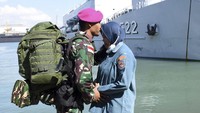 Prajurit Korps Marinir TNI AL yang tergabung dalam Satuan Tugas Marinir Pengamanan Ambalat XXVII berpamitan dengan istrinya sebelum mengikuti pemberangkatan tugas di Dermaga Madura Koarmada II Surabaya, Jawa Timur.  