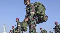 Sejumlah prajurit Korps Marinir TNI AL yang tergabung dalam Satuan Tugas Marinir Pengamanan Ambalat XXVII mengikuti pemberangkatan tugas di Dermaga Madura Koarmada II Surabaya, Jawa Timur, Kamis (5/8/2021).  
