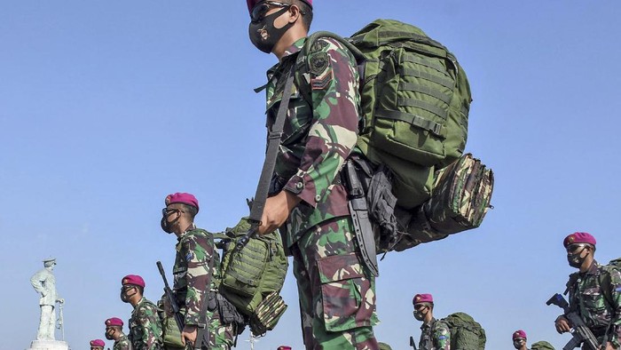 Kala Prajurit Marinir Pamit Jaga Perbatasan Ke Ambalat Prajurit Korps Marinir TNI AL yang tergabung dalam Satuan Tugas Marinir Pengamanan Ambalat XXVII berpamitan dengan istrinya sebelum mengikuti pemberangkatan tugas di Dermaga Madura Koarmada II Surabaya, Jawa Timur, Kamis (5/8/2021). Satgasmar Pam Ambalat XXVII dibawah Komandan Satgas Kapten Marinir Cilvo Dwi Setiawan akan melaksanakan tugas di perbatasan IndonesiaMalaysia dalam rangka menjaga keutuhan dan kedaulatan NKRI. ANTARA FOTO/Dispen Kormar/Serma Mar Kuwadi/HO/mrh/aww.