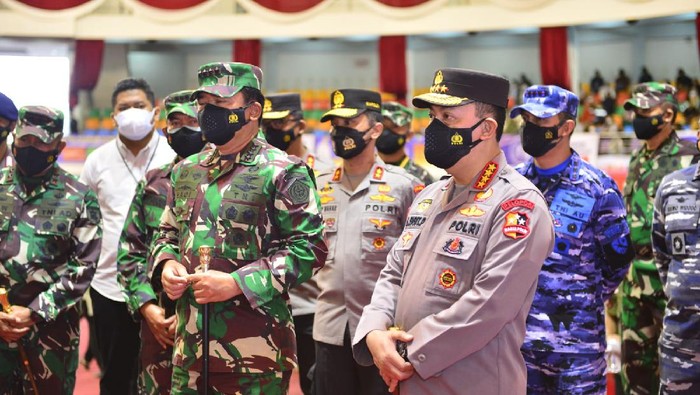 Kapolri Jenderal Listyo Sigit Prabowo bersama Panglima TNI Marsekal Hadi Tjahjanto mengecek vaksinasi di Balikpapan, Kaltim. (dok. Istimewa)