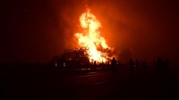 Kebakaran hutan yang dipicu oleh gelombang panas berkepanjangan di Yunani berkobar memaksa puluhan desa dievakuasi. AP/Michael Varaklas.