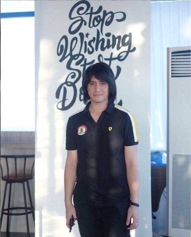 Sebelumnya Kevin Aprilio memiliki gaya rambut gondrong ala harajuku. Dia pun sempat mengubah gaya rambutnya menjadi lebih pendek sebelum memutuskan untuk melakukan transplantasi rambut. Foto: Instagram/@kevinaprilio