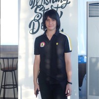 Sebelumnya Kevin Aprilio memiliki gaya rambut gondrong ala harajuku. Dia pun sempat mengubah gaya rambutnya menjadi lebih pendek sebelum memutuskan untuk melakukan transplantasi rambut. Foto: Instagram/@kevinaprilio