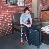 Melalui YouTube Deddy Corbuzier, Kevin Aprilio menjelaskan metode transplantasi rambut yang dilakukannya. Kevin mengatakan bahwa metode transplantasi yang dilakukannya itu bernama follicular. Metode transplantasi tersebut memindahkan akar rambut dari bagian kepala ke bagian yang ingin rambutnya lebih lebat. Foto: Instagram/@kevinaprilio