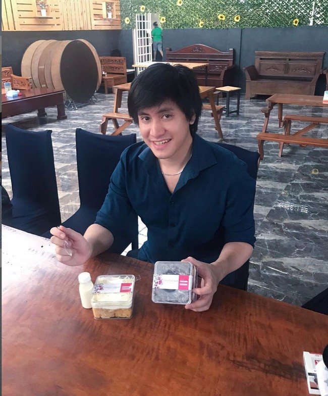 Kevin Aprilio juga mengatakan bahwa dirinya mendapatkan banyak nyinyiran karena memilih jalan pintas untuk memperoleh rambut yang tebal. Kevin juga menerangkan bahwa transplantasi yang dlakukannya itu membutuhkan usaha dan perjuangan karena harus menahan rasa sakit. Foto: Instagram/@kevinaprilio