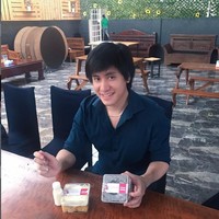 Kevin Aprilio juga mengatakan bahwa dirinya mendapatkan banyak nyinyiran karena memilih jalan pintas untuk memperoleh rambut yang tebal. Kevin juga menerangkan bahwa transplantasi yang dlakukannya itu membutuhkan usaha dan perjuangan karena harus menahan rasa sakit. Foto: Instagram/@kevinaprilio