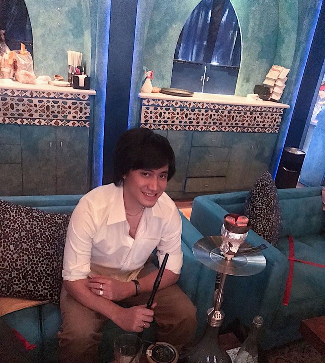 Menurut penuturan Kevin dalam video YouTube, untuk transplantasi rambut, dirinya harus rela ditusuk sebanyak 18 ribu kali. Kevin mengatakan bahwa alasannya menanam rambut di area kening adalah karena dirinya kurang percaya diri karena memiliki kening yang lebar. Yang donor area itu dianastesi satu-satu, terus ada alat seperti pistol itu kayak ambil akar, terus ditaruh satu-satu. itu darahnya banyak banget, ujar Kevin. Totalnya 18 ribu kali ditusuk, tambah suami dari Vicy Melanie itu. Foto: Instagram/@kevinaprilio