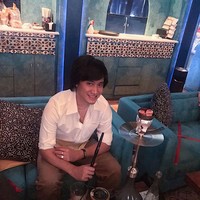 Menurut penuturan Kevin dalam video YouTube, untuk transplantasi rambut, dirinya harus rela ditusuk sebanyak 18 ribu kali. Kevin mengatakan bahwa alasannya menanam rambut di area kening adalah karena dirinya kurang percaya diri karena memiliki kening yang lebar. Yang donor area itu dianastesi satu-satu, terus ada alat seperti pistol itu kayak ambil akar, terus ditaruh satu-satu. itu darahnya banyak banget, ujar Kevin. Totalnya 18 ribu kali ditusuk, tambah suami dari Vicy Melanie itu. Foto: Instagram/@kevinaprilio