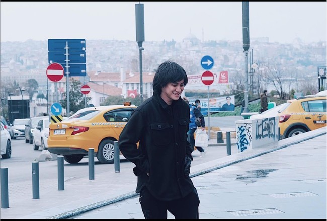 Sedangkan untuk di area jenggot, Kevin mengaku bahwa awalnya hal itu di luar perencanaannya. Dia melakukannya hanya karena ingin mencoba penampilan baru. Foto: Instagram/@kevinaprilio