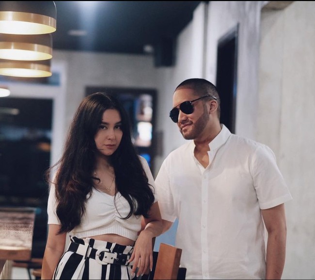 Menurut Kevin, jenggot barunya itu juga bisa dijadikan seperti layaknya shading yang dapat membuat wajahnya terkesan lebih tirus. Sebelumnya demi transplantasi rambut, Kevin rela membotakkan rambutnya. Foto: Instagram/@kevinaprilio