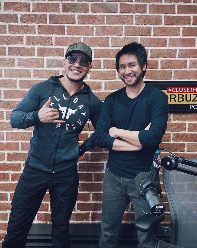 Usai 1 bulan transplantasi, kini rambut di jidat dan jenggot Kevin pun sudah mulai terlihat. Seperti dalam foto ini, saat dirinya tengah berpose dengan Deddy Corbuzier. Foto: Instagram/@kevinaprilio