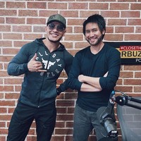 Usai 1 bulan transplantasi, kini rambut di jidat dan jenggot Kevin pun sudah mulai terlihat. Seperti dalam foto ini, saat dirinya tengah berpose dengan Deddy Corbuzier. Foto: Instagram/@kevinaprilio