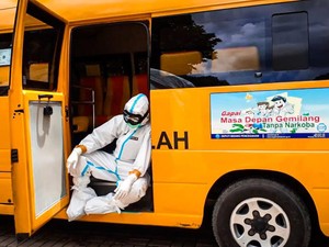Kisah Sopir Bus Sekolah di Tengah Pandemi: Dulu Angkut Anak-anak, Kini Bawa Pasien COVID