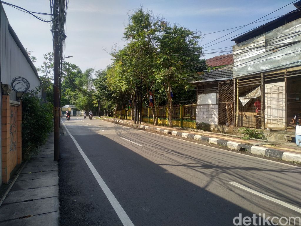 Kondisi Jl Duren Bangka, Jakarta Selatan, kini tak ada lagi truk sampah berjejer parkir di badan jalan. 6 Agustus 2021. (Athika Rahma/detikcom)