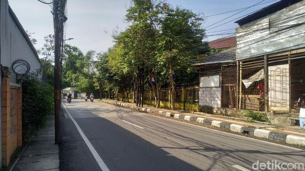 Kondisi Jl Duren Bangka, Jakarta Selatan, kini tak ada lagi truk sampah berjejer parkir di badan jalan. 6 Agustus 2021. (Athika Rahma/detikcom)
