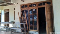 Kaca jendela tampak pecah akibat terkena ledalan petasan balon udara.