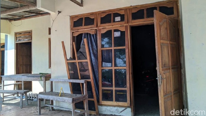 Empat rumah di Desa Sumoroto, Kecamatan Kauman rusak akibat terkena ledakan petasan balon udara. Bahkan satu rumah rusak parah sebab tepat jatuh di atas genteng.