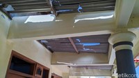 Atap rumah juga rusak parah.